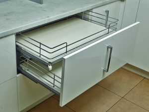 Выдвижная корзина Hafele Elegance, 600мм с доводчиком, крепл. к фасаду, дно ДСП
