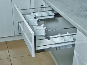 Выдвижная корзина Hafele Elegance, под мойку 900 мм с доводчиком, крепл. к фасаду, дно ДСП